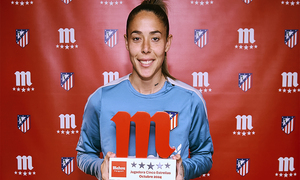 Lola Gallardo recibe el Premio Mahou a mejor jugadora del mes de Octubre